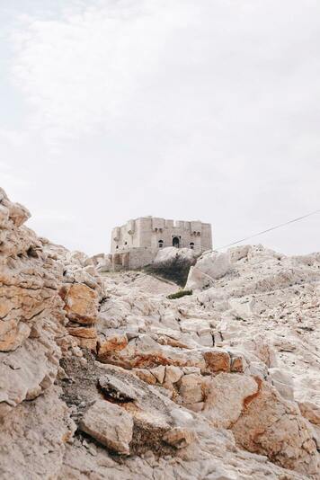 un fort avec des rochers