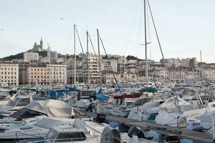 un port avec des bateaux